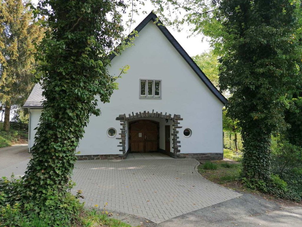 Außenansicht mit Eingangsbereich der Beerdigungshalle auf dem Firedhofsgelände in Gornsdorf (Link öffnet Bild vergrößert in einem Popupfenster)