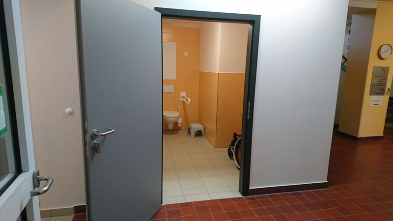 Blick in Richtung behinderter gerechter Toilette, Grundschule Hormersdorf Blick in Richtung behinderter gerechter Toilette, Grundschule Hormersdorf ((Der Link öffnet sich in einem Popup-Fenster)