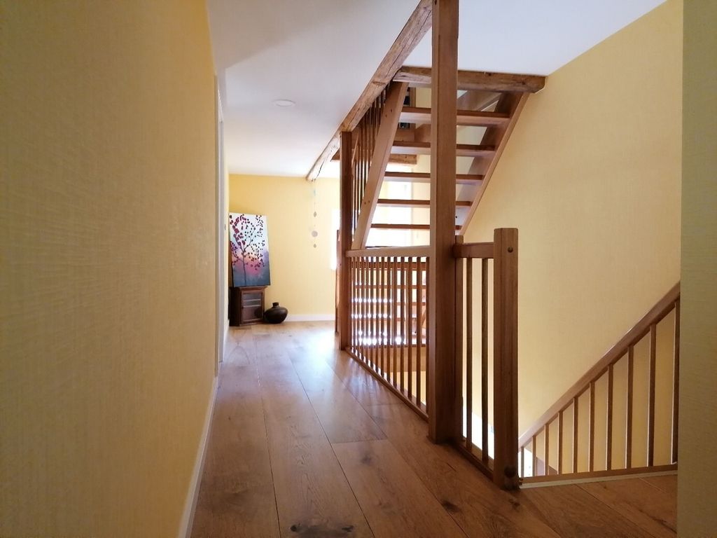 der geräumige Flur wurde mordern gestaltet - Hauptwerkstoff im Haus ist Holz (Link öffnet Bild vergrößert in einem Popupfenster)